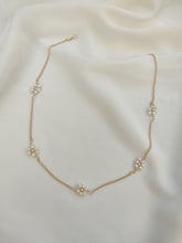 Load image into Gallery viewer, שרשרת גולדפילד עם פרחים מפנינים