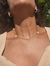 Load image into Gallery viewer, שרשרת צמודה גולדפילד ופרחים מפנינים