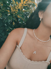 Load image into Gallery viewer, שרשרת פנינים ושרשרת אות מפנינים