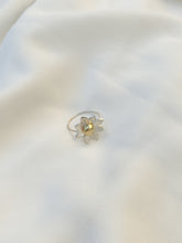 Load image into Gallery viewer, טבעת חמנייה מכסף משולב בראס בעבודת יד
