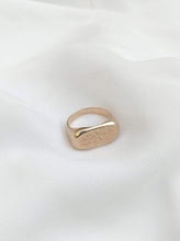 Load image into Gallery viewer, טבעת ציפוי זהב עם חריטה של השקיעה
