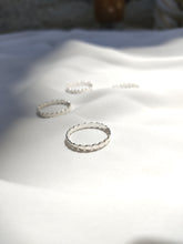 Load image into Gallery viewer, טבעת עיגולים שטוחה מכסף
