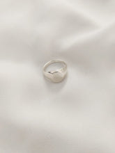 Load image into Gallery viewer, טבעת חותם כסף עגולה
