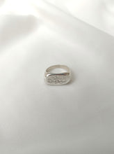 Load image into Gallery viewer, טבעת חותם מכסף עדינה לנשים וגברים בעבודת יד
