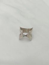 Load image into Gallery viewer, טבעת איקס עדינה מכסף בעבודת יד 
