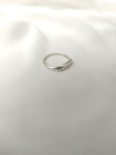 Load image into Gallery viewer, טבעת חותם עדינה מכסף לנשים בעבודת יד מלאה
