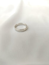 Load image into Gallery viewer, טבעת בייסיק מכסף בעבודת יד לגברים ונשים
