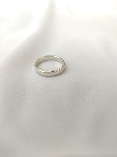 טבעת בייסיק מכסף בעבודת יד לגברים ונשים