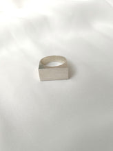 Load image into Gallery viewer, טבעת חותם עם חריטה מכסף בעבודת יד 
