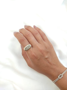 טבעת ציפוי זהב עם חריטה וצמיד קשר מכסף