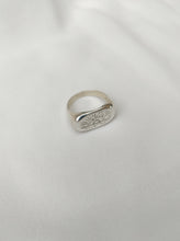 Load image into Gallery viewer,  טבעת חותם מכסף עם חריטה של השקיעה
