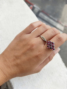טבעת חותם עדינה וטבעת משובצת אבני חן טבעיות לנשים בעבודת יד מלאה