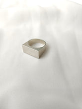 Load image into Gallery viewer, טבעת חותם מכסף וחריטה בעבודת יד לגברים ולנשים
