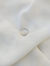 Load image into Gallery viewer, טבעת חותם עגולה קלאסית מכסף

