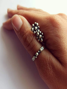 עגילים צמודים ועדינים וטבעת מכסף בעבודת יד  לנשים