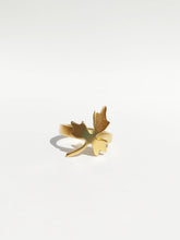 Load image into Gallery viewer, טבעת עלה לנשים בציפוי זהב עבודת יד 
