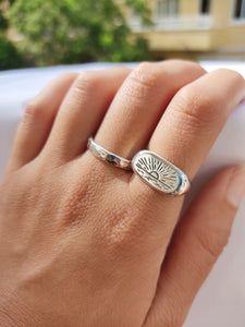 טבעת חותם עם חריטה וטבעת בייסיק מכסף לגברים ולנשים בעבודת יד 