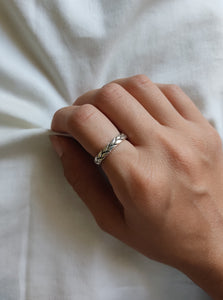 טבעת עדינה מכסף לגברים ונשים בעבודת יד