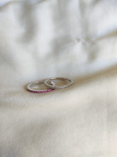 Load image into Gallery viewer,  טבעת עדינה מכסף בשיבוץ זרקונים לנשים בעבודת יד

