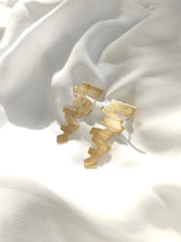 Load image into Gallery viewer, עגילים צמודים לנשים בציפוי זהב בעבודת יד
