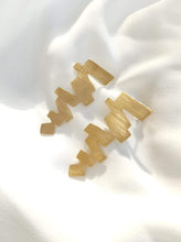 Load image into Gallery viewer, עגילי זהב צמודים לנשים בעבודת יד
