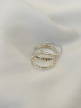 Load image into Gallery viewer, סט 3 טבעות מכסף לנשים, טבעת בייסיק עדינה, טבעת עם חריטה אישית וטבעת עיגולים שטוחה ועדינה בעבודת יד מלאה.
