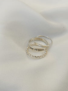 סט 3 טבעות מכסף לנשים, טבעת בייסיק עדינה, טבעת עם חריטה אישית וטבעת עיגולים שטוחה ועדינה בעבודת יד מלאה.